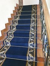 Овальный ковровая дорожка 40050-38 темно-синяя с укладкой на лестницу