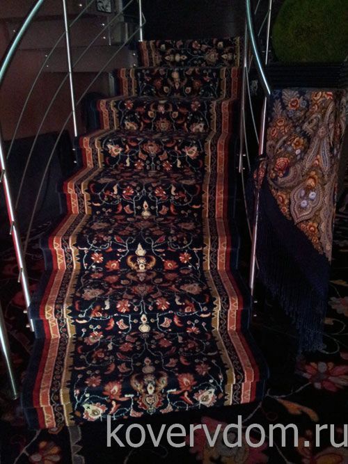 Ковровая дорожка с укладкой на лестницу в ресторан