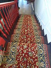 Ковровая дорожка 40700-04 красная с укладкой на лестницу